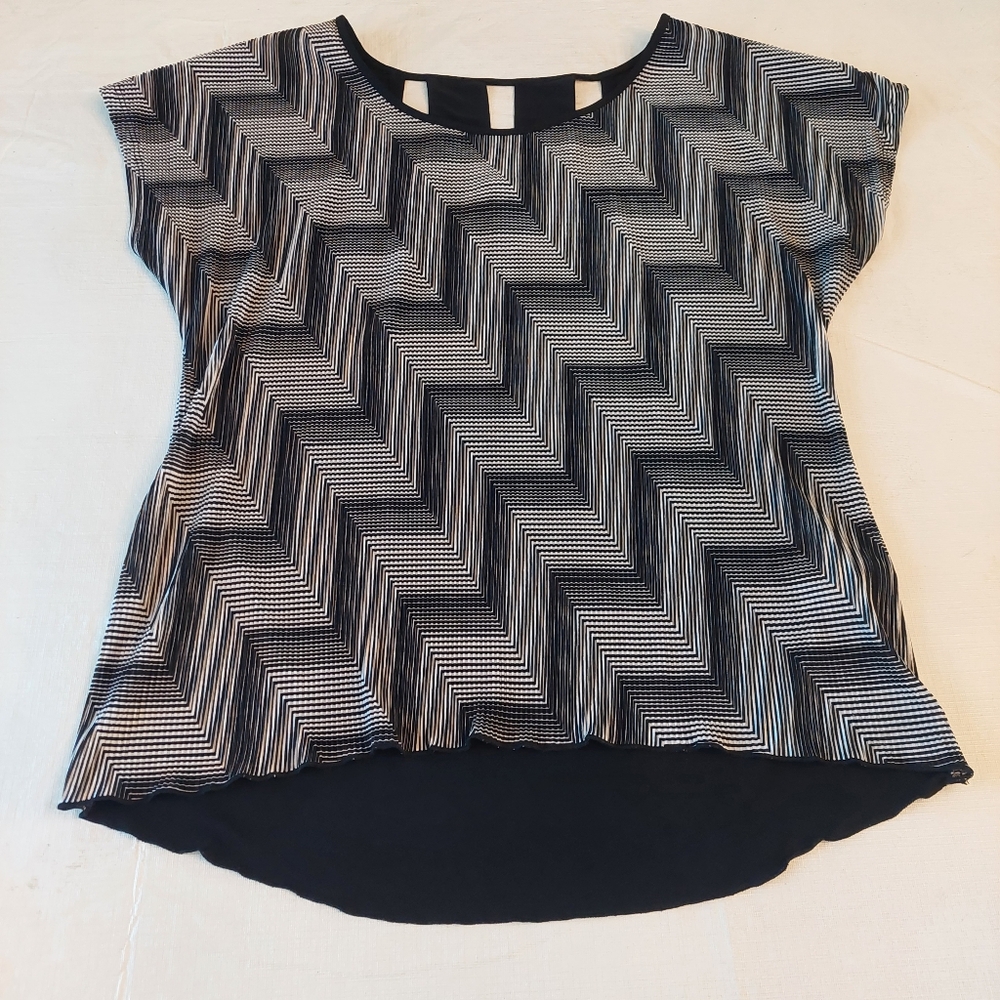 Dressbarn Black White Chevron Pattern Blouse Open Back Business Casual Size PM - Picture 3 of 10